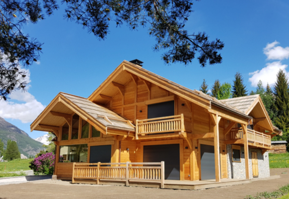 Photo d'un chalet en bois dessiné par l'architecte Fabien Ollagnier à Serre-Chevalier