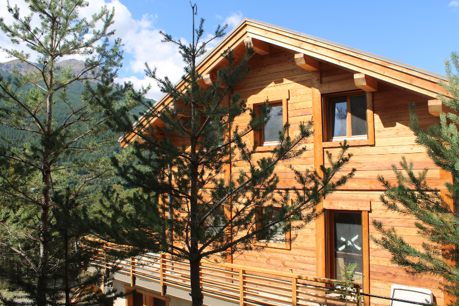 Photo d'un petit immeuble de Briançon après restructuration et extension par l'architecte Fabien Ollagnier