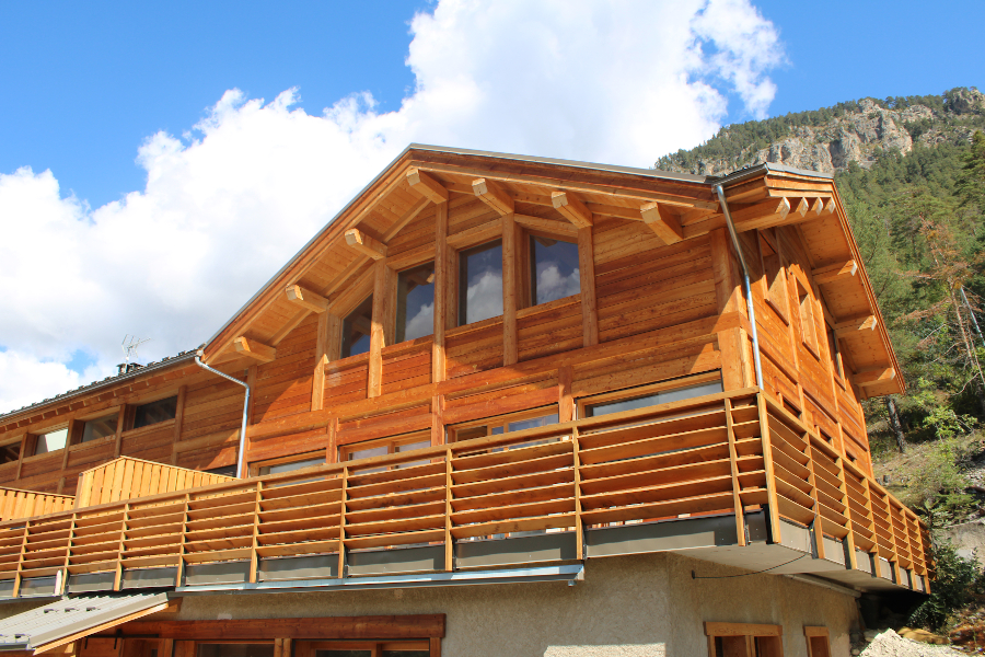 Photo d'un petit immeuble de Briançon après restructuration et extension par l'architecte Fabien Ollagnier