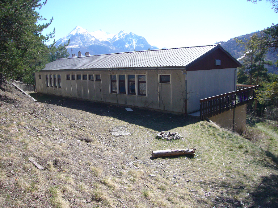Photo d'un petit immeuble de Briançon avant sa rénovation par l'architecte Fabien Ollagnier