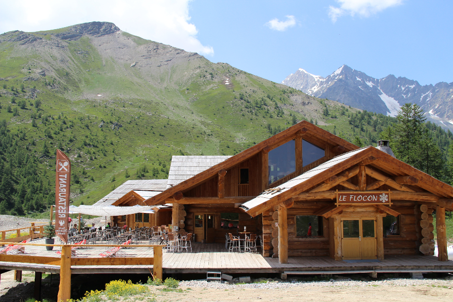Photo d'un restaurant d'altitude de Serre-Chevalier dessiné par l'architecte Fabien Ollagnier