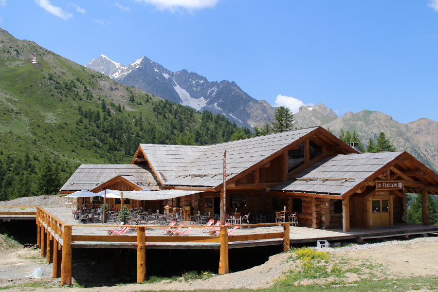 Photo d'un restaurant d'altitude en rondin de bois à Serre-Chevalier, dessiné par l'architecte Fabien Ollagnier