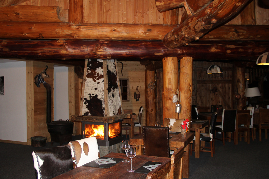 Photo d'un restaurant d'altitude en rondin de bois à Serre-Chevalier, dessiné par l'architecte Fabien Ollagnier